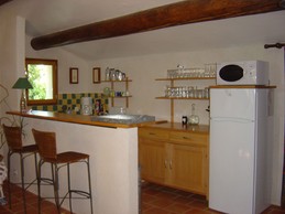 La cuisine ouverte sur le salon/séjour