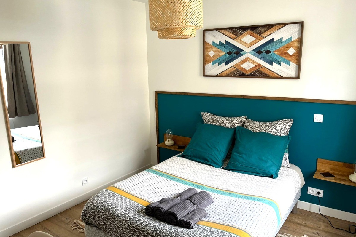 1ère chambre indépendante pour 2 personnes (lit 140 cm) avec rangements et bureau.