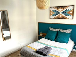 1ère chambre indépendante pour 2 personnes (lit 140 cm) avec rangements et bureau.