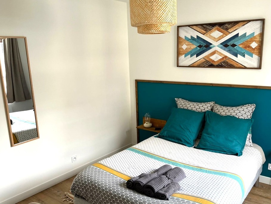 1ère chambre indépendante pour 2 personnes (lit 140 cm) avec rangements et bureau.