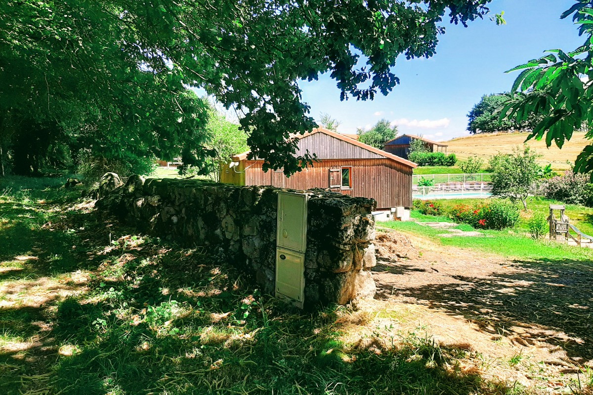 chemin de randonnée et chalet d'accueil commun