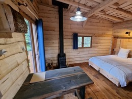 Cabane Galilée, pièce de vie - Les Cabanes du Lac de Pierre Percée