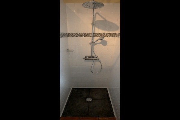 Douche à l'italienne avec ciel de pluie