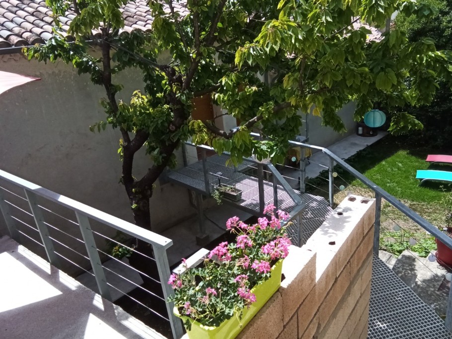 Accès au gîte, La Maison de Thalia, au cœur du village (proche Sisteron, Provence)