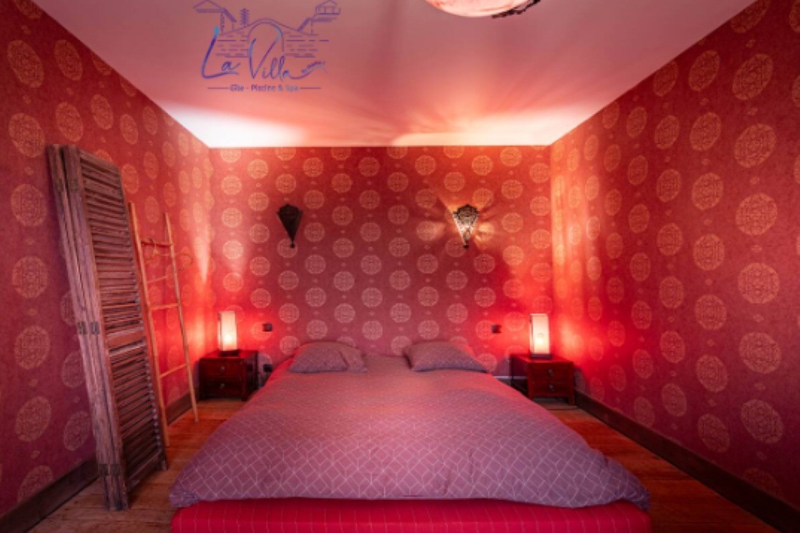 Chambre 5 - Gîte La Grange tout confort avec piscine chauffée, spa, sauna, hammam et salle de sport à Fontenay