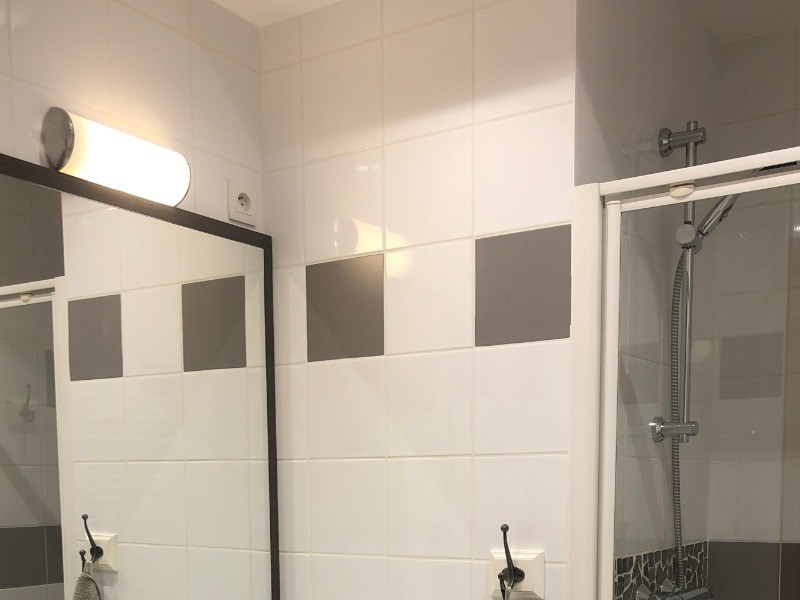 vasque de la salle de bains de la location Casareva avec sèche-cheveux + douche. wc.