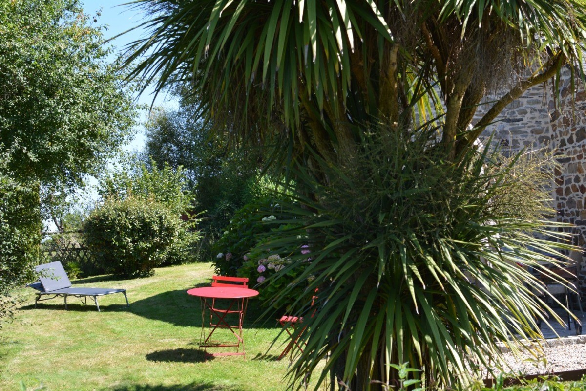 Jardin privatif et clos avec salon de jardin, bains de soleil et barbecue.