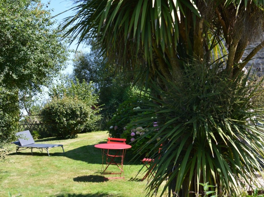 Jardin privatif et clos avec salon de jardin, bains de soleil et barbecue.