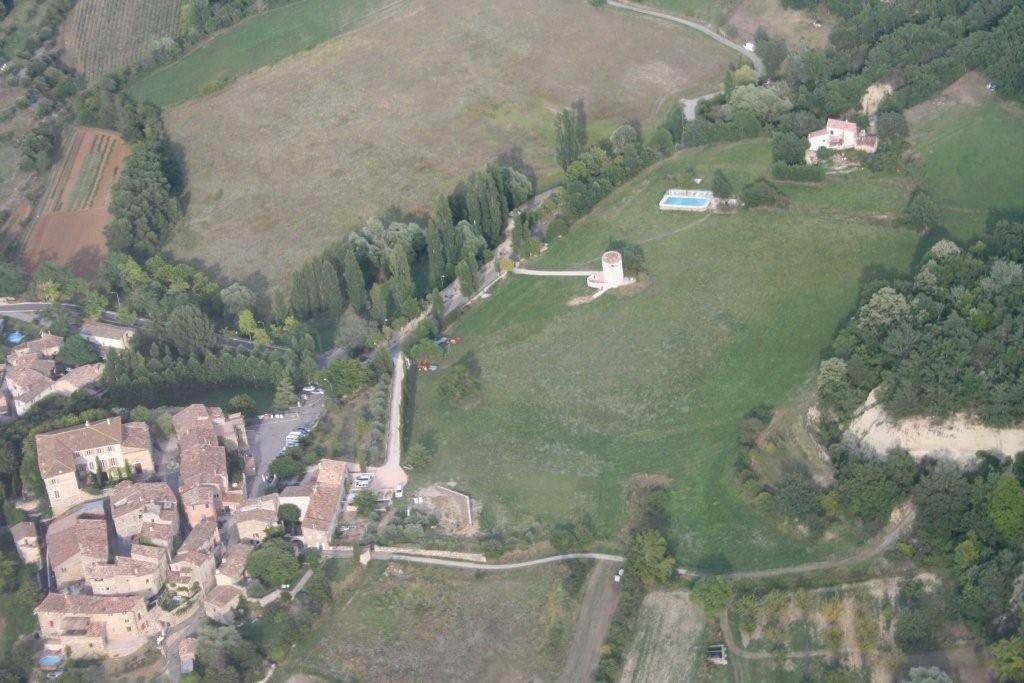 Le village, le moulin et la piscine