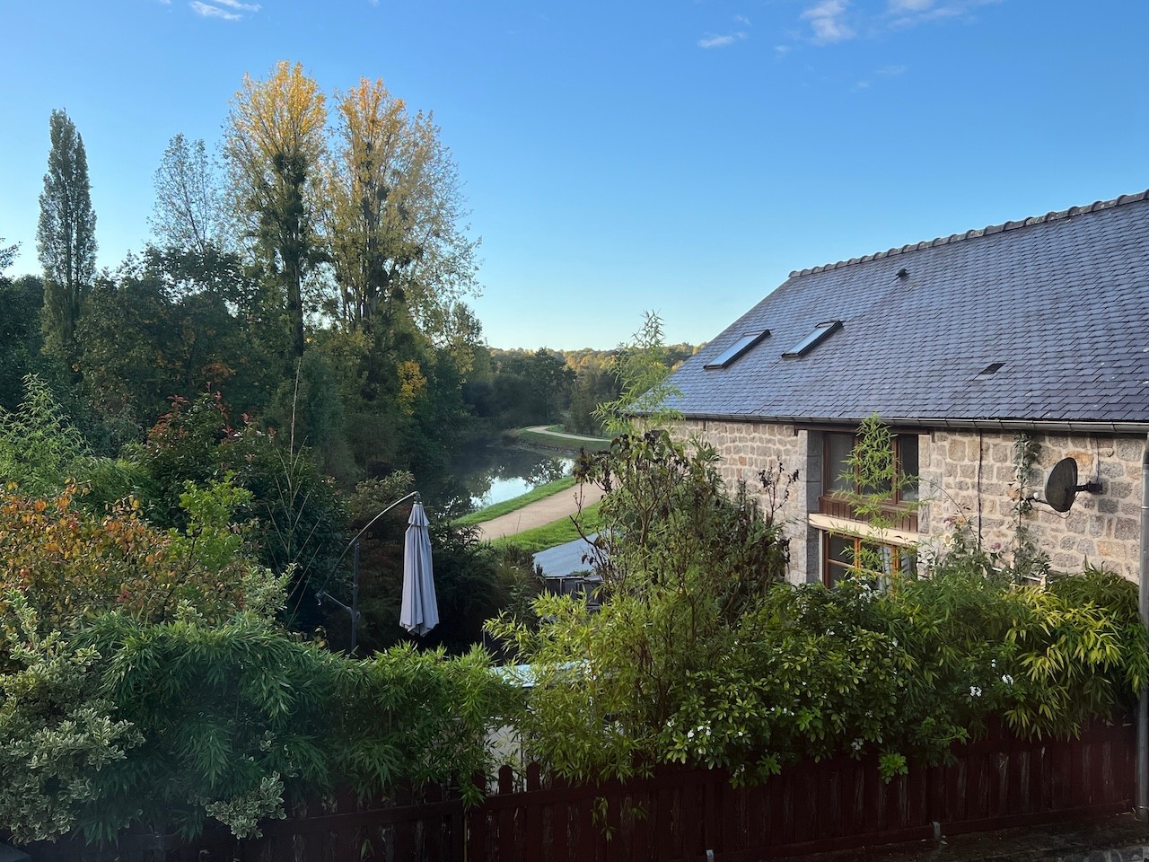 Quai du Val riverside location