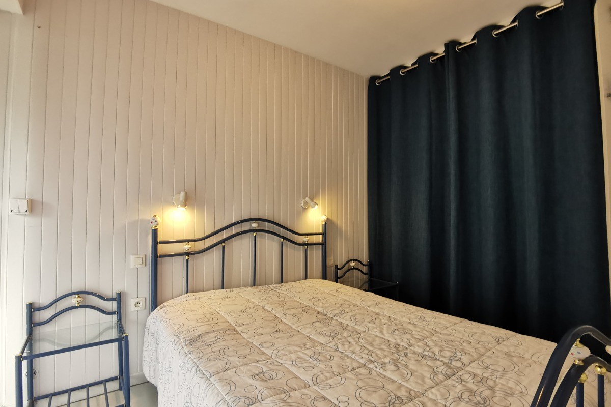 Chambre avec placard de rangement