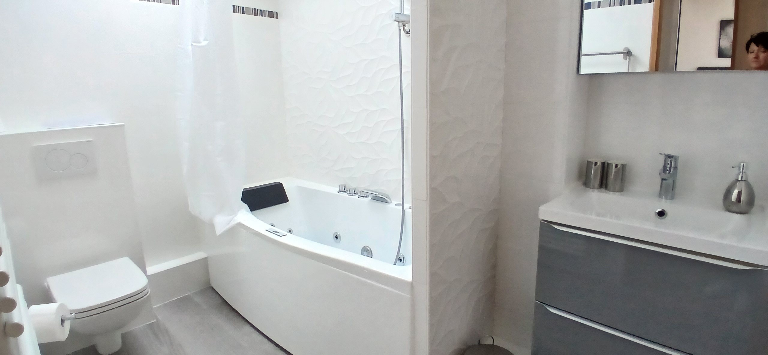 The Volcans d'Auvergne holiday cottage: The bathroom (1st floor)