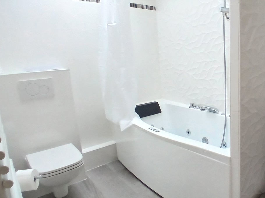 The Volcans d'Auvergne holiday cottage: The bathroom (1st floor)