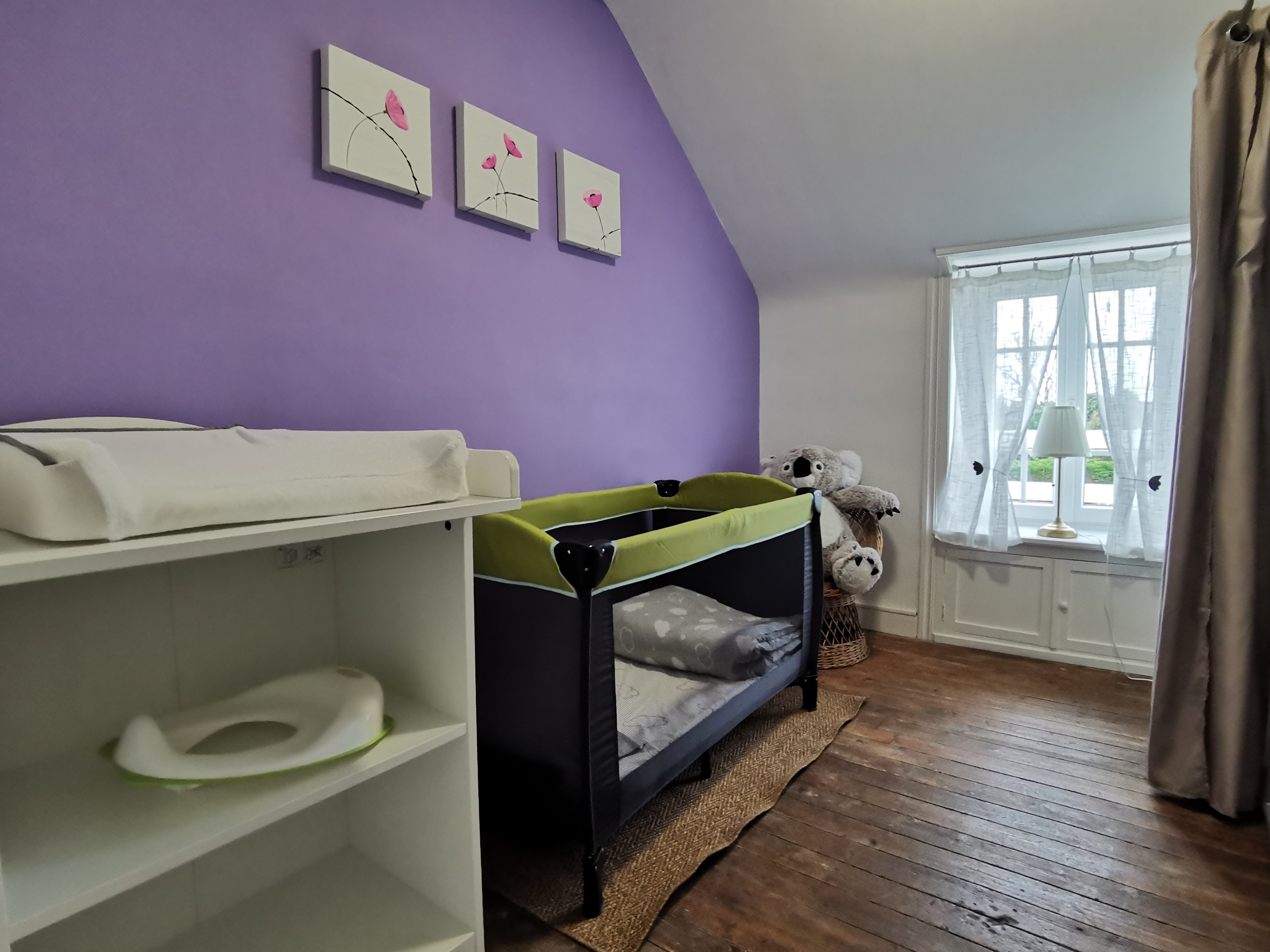 Chambre bébé communicante avec la chambre Tropicale