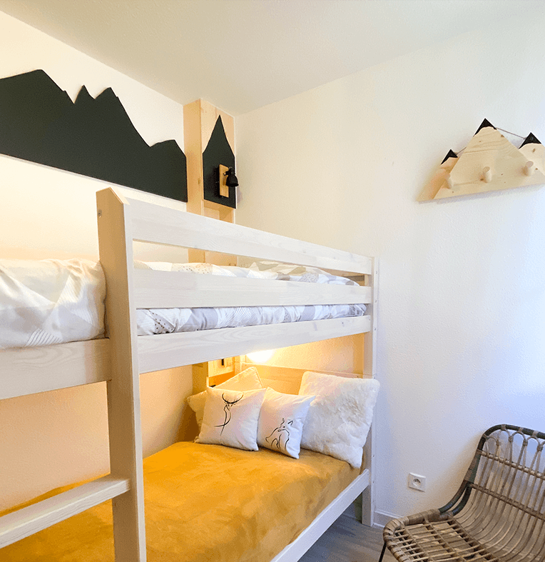 Chambre 2 (côté rivière), lits superposés 90 x 2 (literie neuve, confort ferme), tablettes et liseuses à chaque niveau, placard (étagères, penderie, non visible sur la photo), fauteuil, pouf (non visible sur la photo)