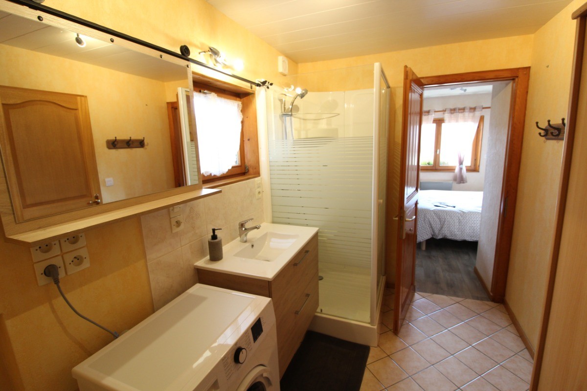 Salle d'eau RDC ouverte sur chambre 3 - Le Chalet du Cerf