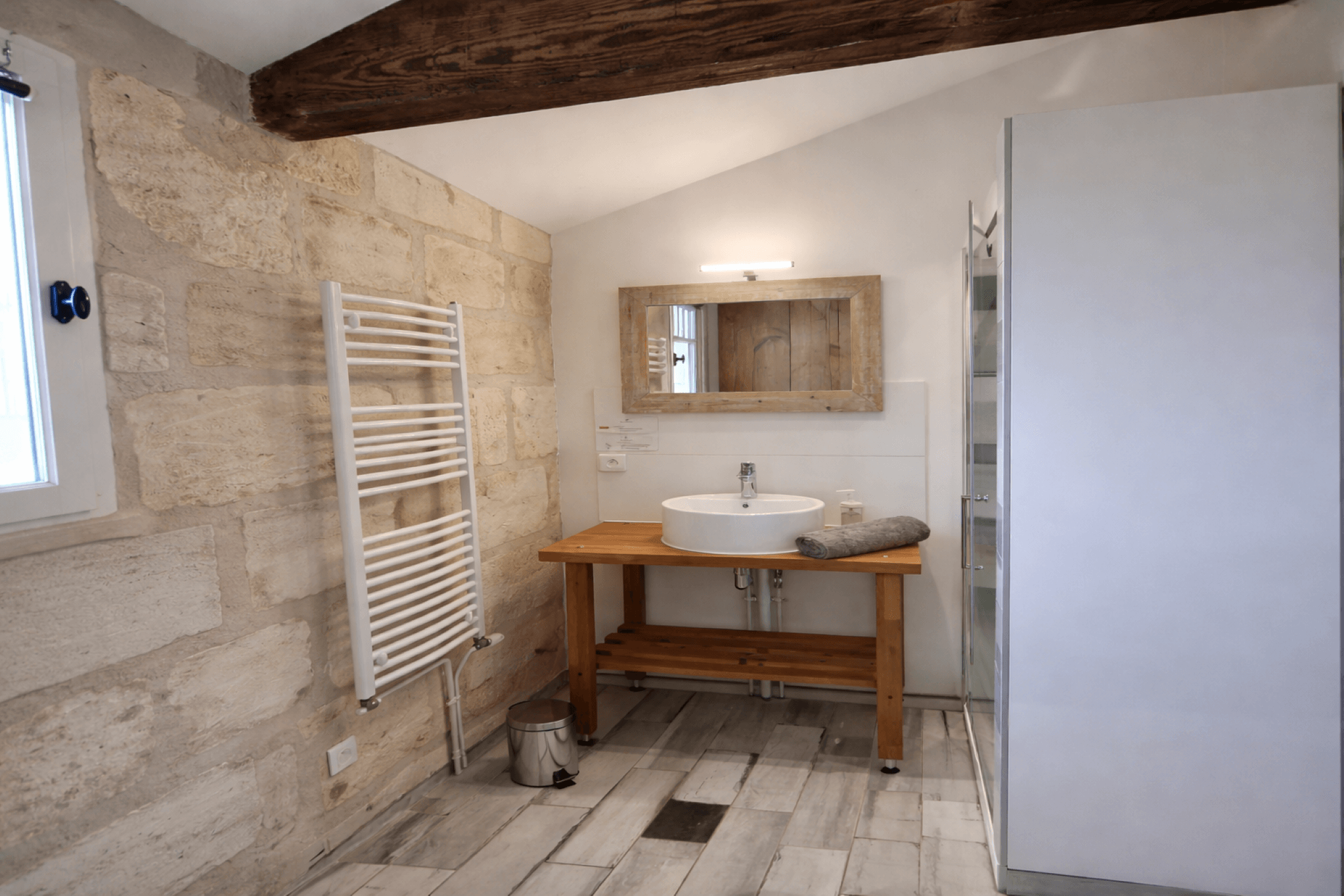 salle de douche et lavabo de la chambre de gauche