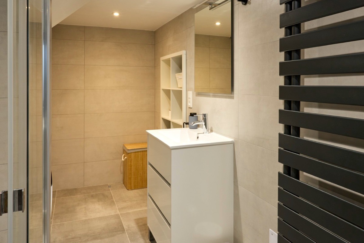 Salle de bain RDC avec douche italienne, baignoire balnéo et sauna - Gîte Escapade Vosgienne Celles-sur-Plaine, Vosges