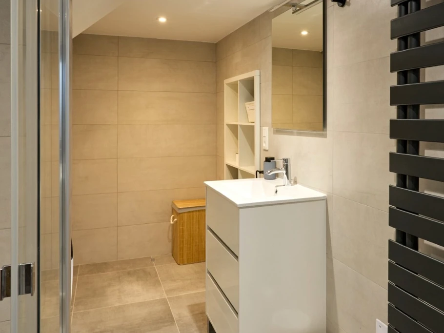 Salle de bain RDC avec douche italienne, baignoire balnéo et sauna - Gîte Escapade Vosgienne Celles-sur-Plaine, Vosges