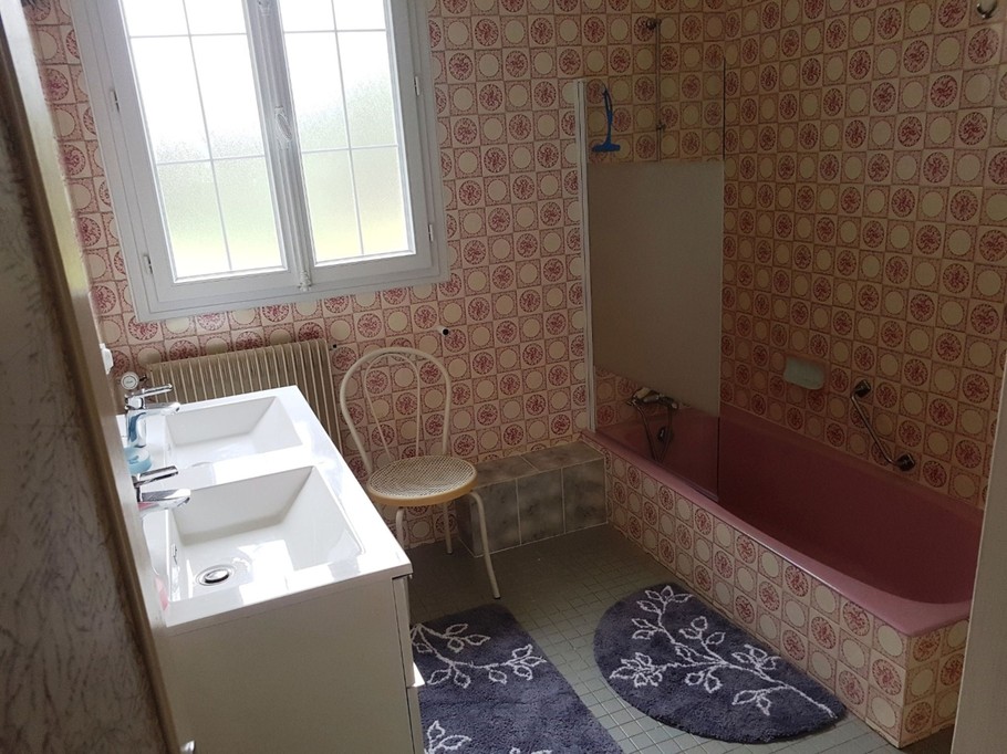 La salle de bain du rez de chaussée, avec WC indépendant, Le Trigan