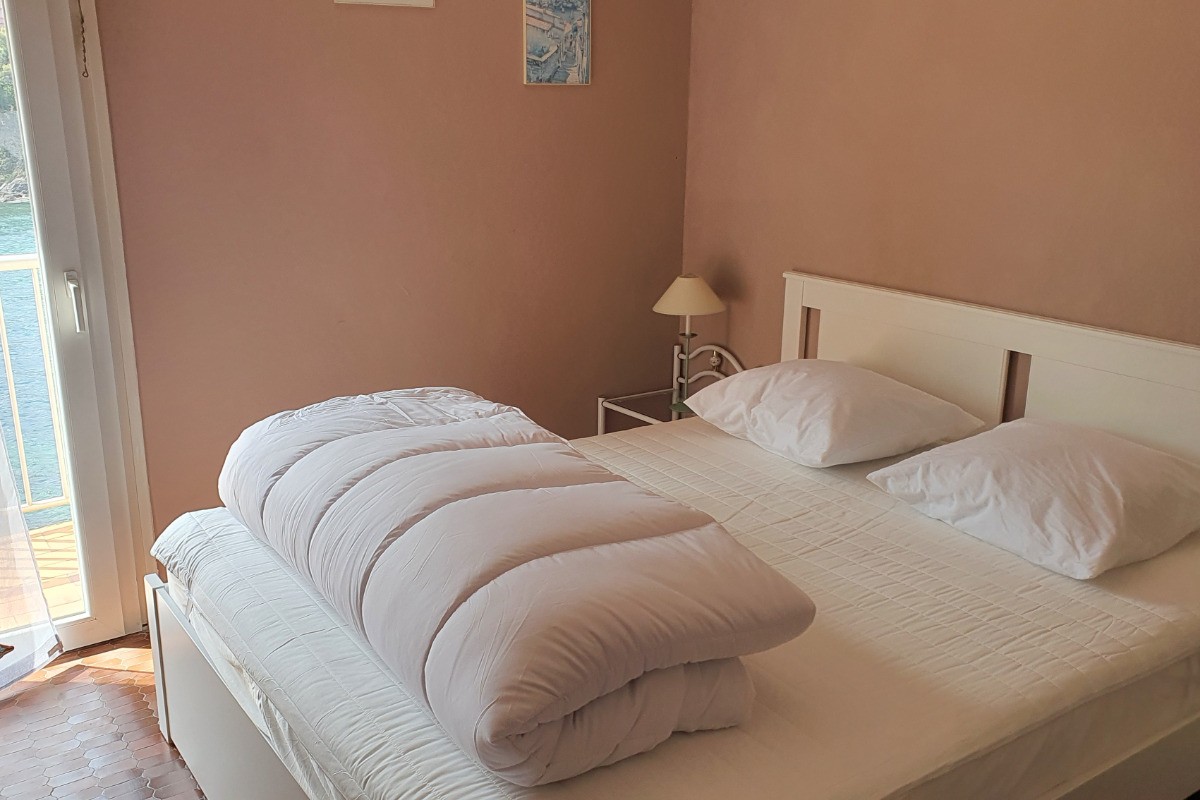 chambre n°1 avec accès sur balcon (lit 160x200)