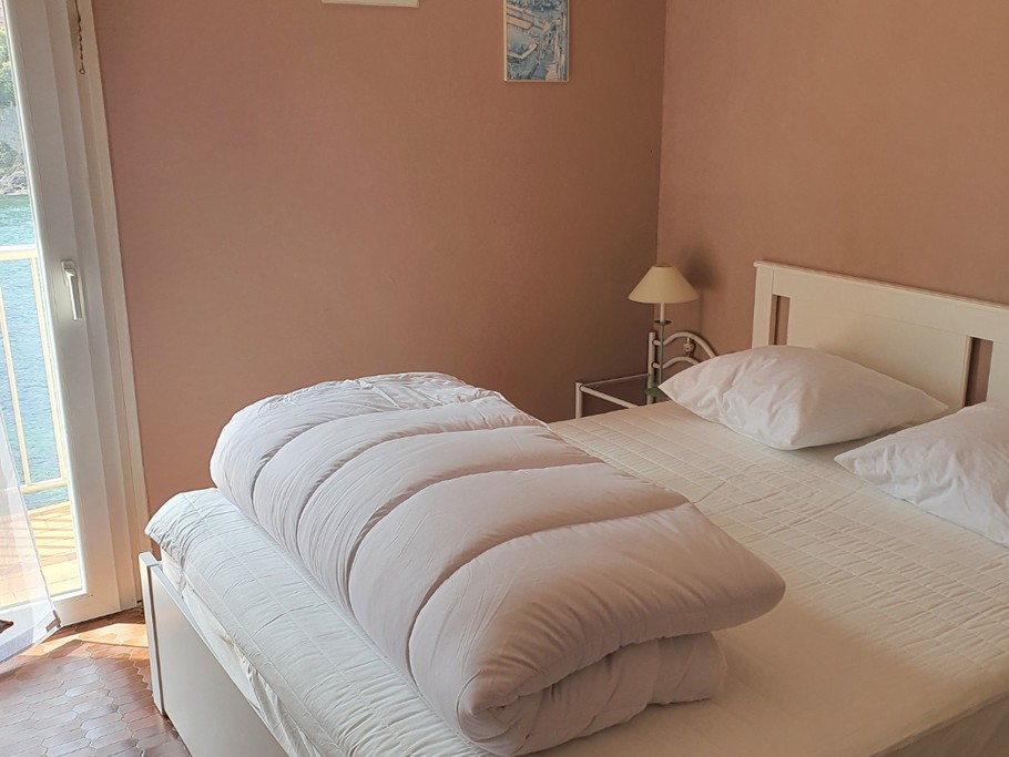 chambre n°1 avec accès sur balcon (lit 160x200)