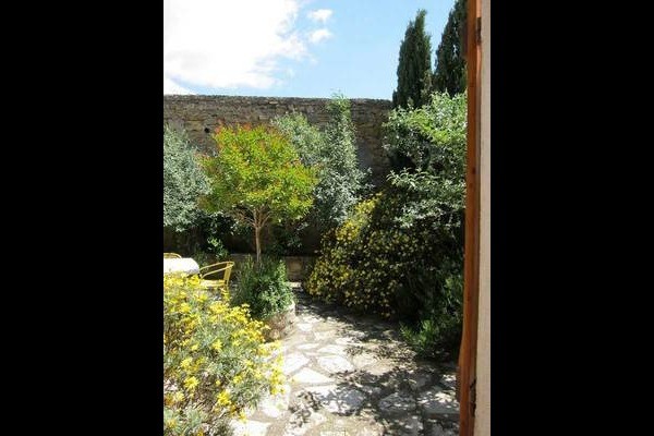 gîte donnant sur la cour arborée
