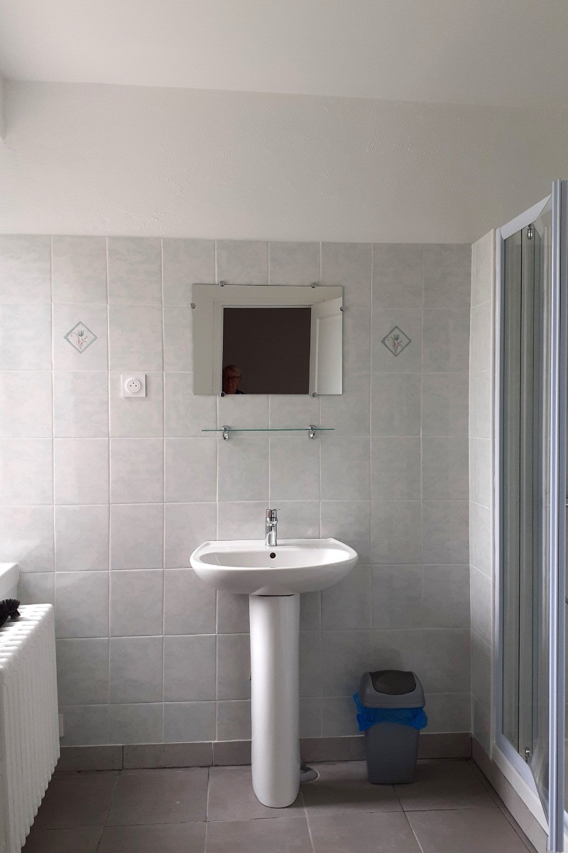 Salle d'eau avec douche, lavabo et machine à laver. WC indépendant.