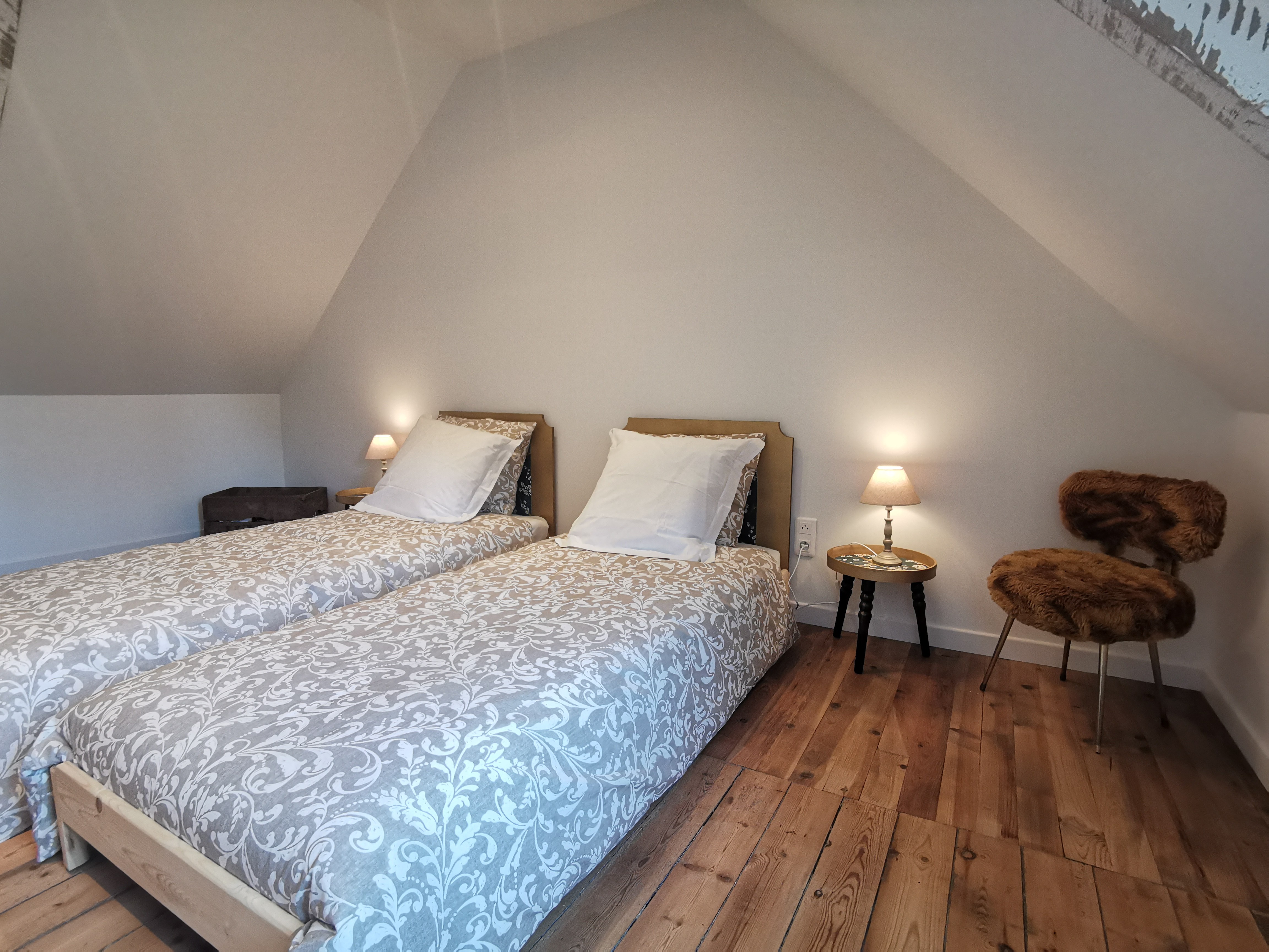 Au 2eme étage une chambre avec 2 lits 90