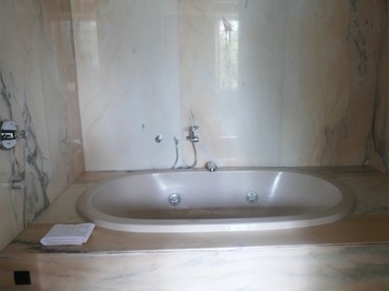 Baignoire balnéo dans la suite nuptiale SEABISCUIT