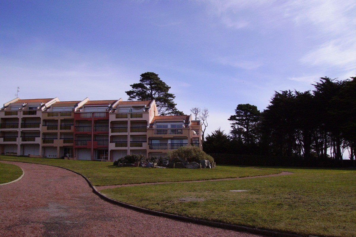 l'appartement est celui du bout de l'immeuble à droite au 2ème et dernier  étage avec deux terrasses