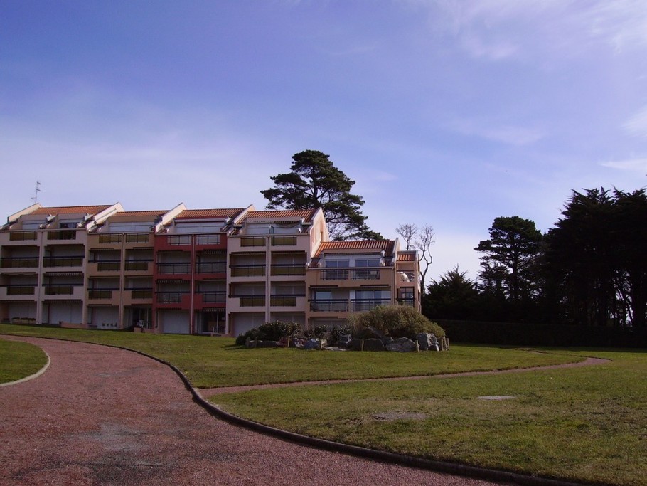 l'appartement est celui du bout de l'immeuble à droite au 2ème et dernier étage avec deux terrasses