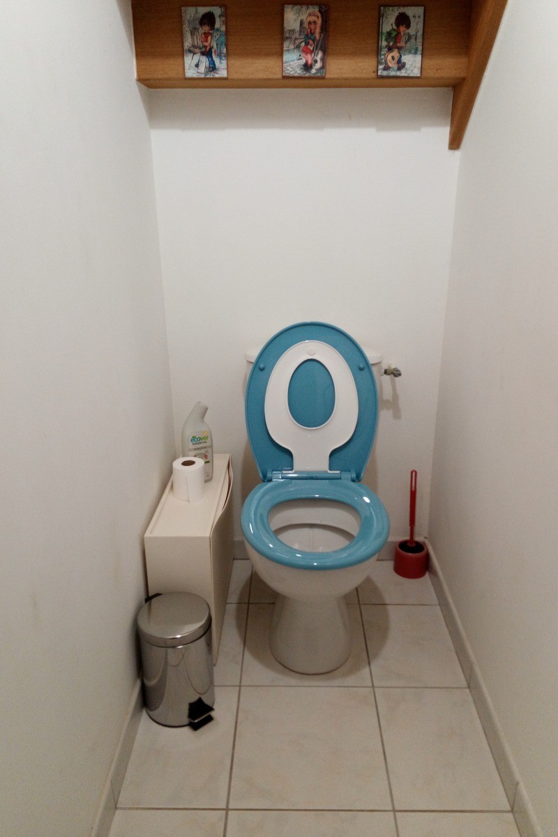 Toilette en bas  avec réducteur enfant intégré