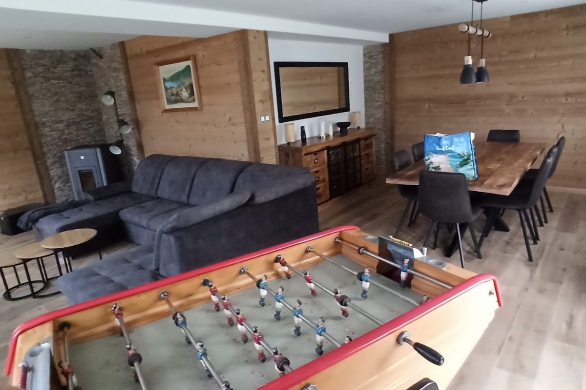 Salon séjour avec baby foot - Maison La Rochotte Gerardmer
