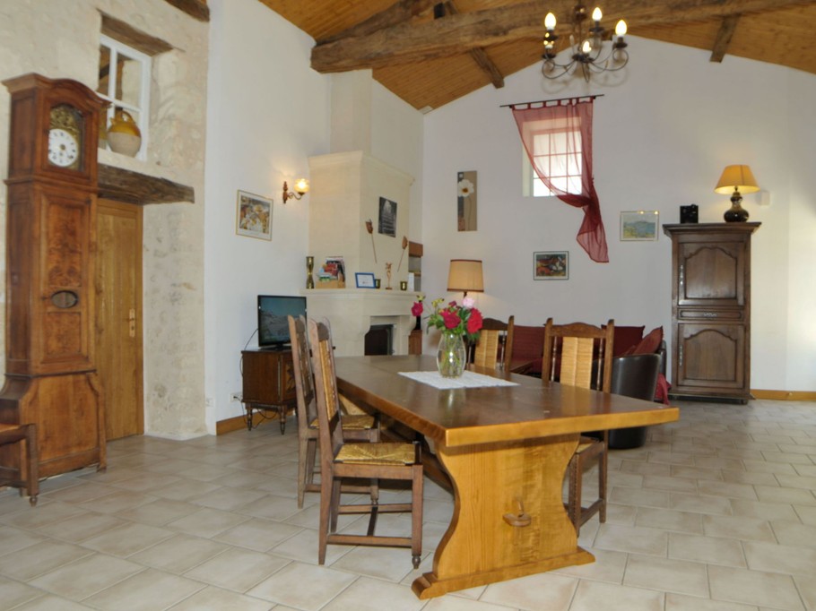 Gite La Grange Chez Bariot pour 10 personnes avec piscine et jacuzzi intérieur en Charente