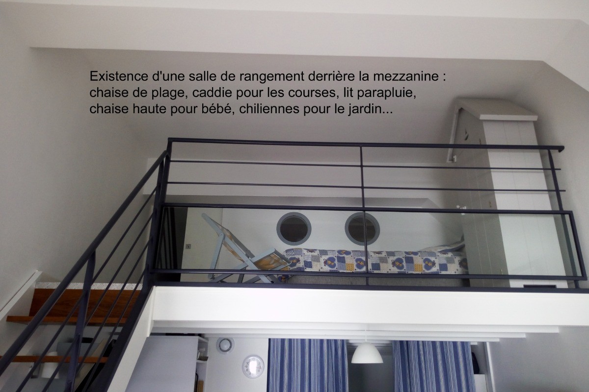 Le rideau sous la mezzanine a été remplacé par une cloison à claire voie.