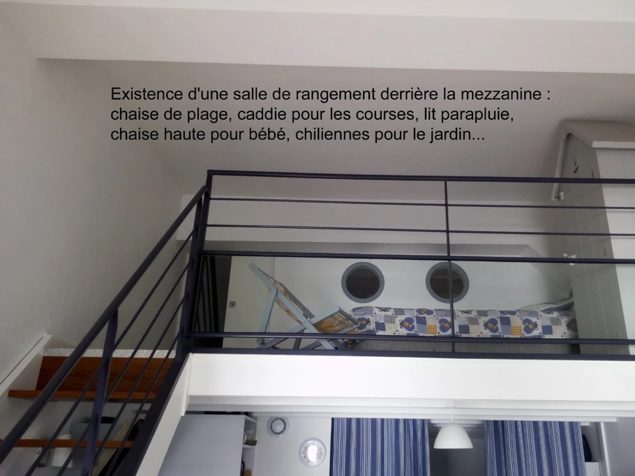 Le rideau sous la mezzanine a été remplacé par une cloison à claire voie.