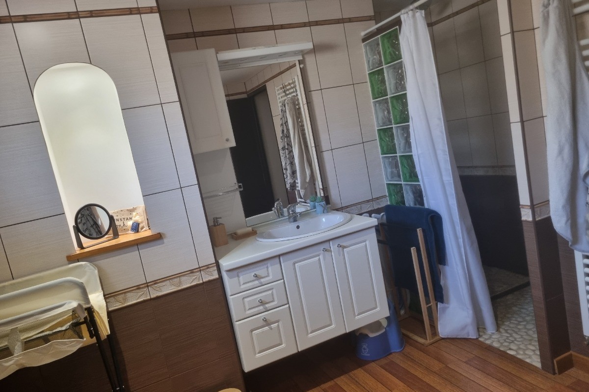 Au rez de chaussée, la grande salle de bain: douche italienne, baignoire d'angle et équi^pement toilette bébé