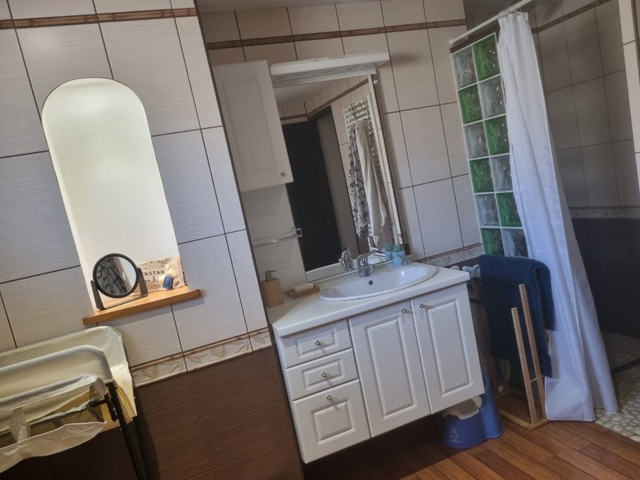 Au rez de chaussée, la grande salle de bain: douche italienne, baignoire d'angle et équi^pement toilette bébé