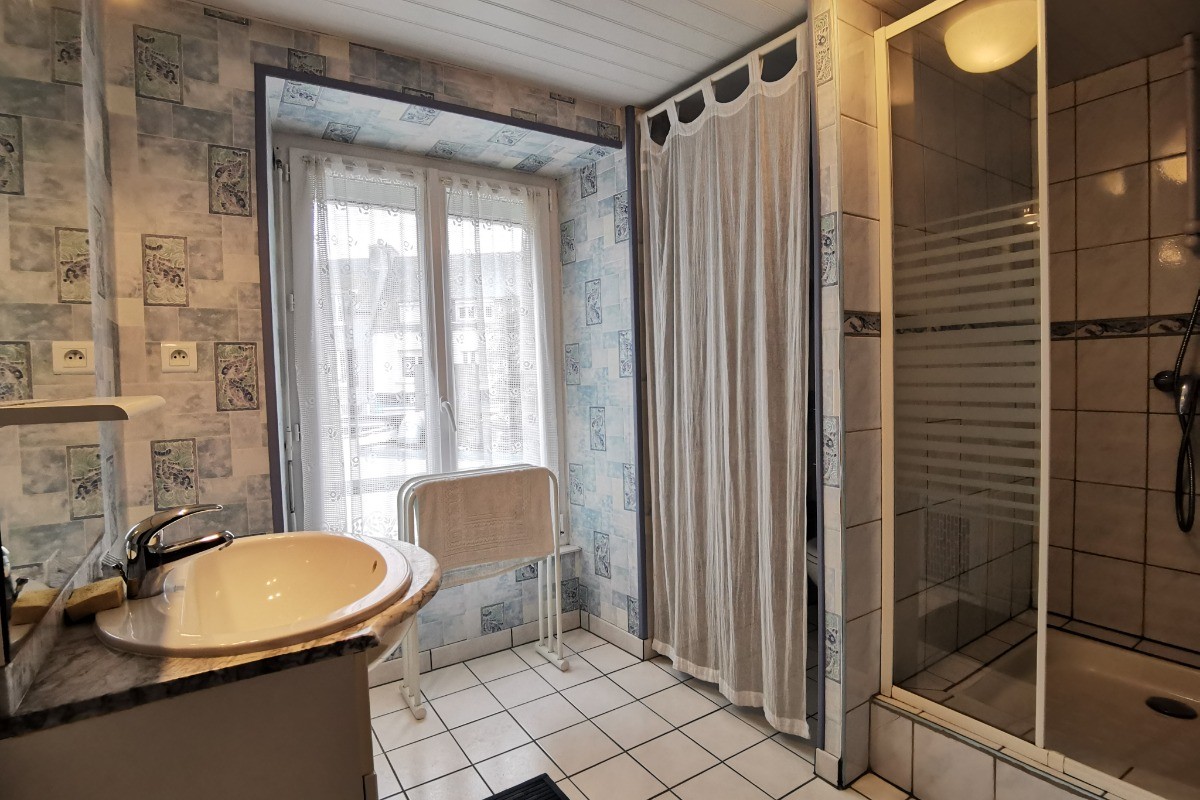 Etage 1: salle d'eau avec WC derrière le rideau