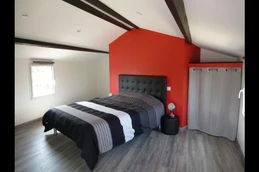 Red bedroom with Queen-size bed (160), wardrobe and TV.