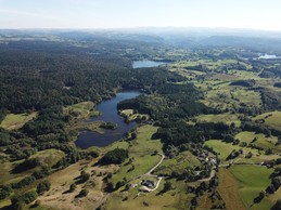 La maison en contre-bas avec vue sur les lacs d'Artense