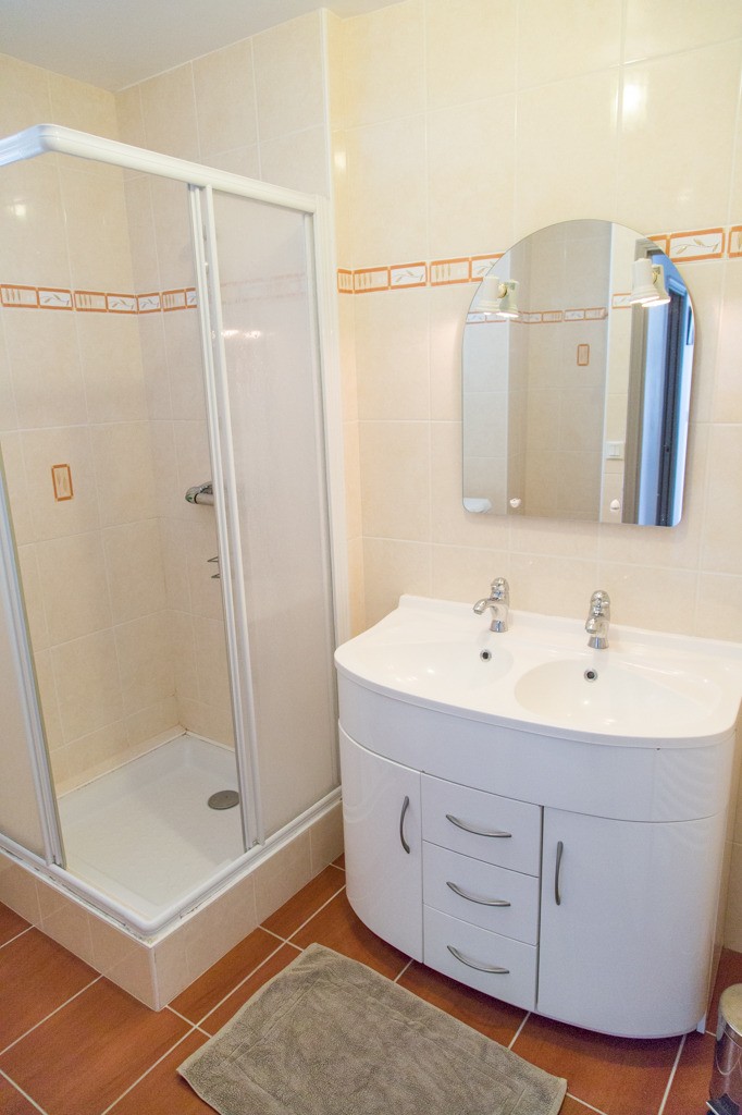 Salle d'eau au rez de chaussée, équipée d'un lave linge