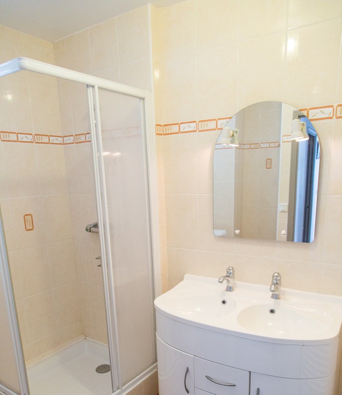 Salle d'eau au rez de chaussée, équipée d'un lave linge