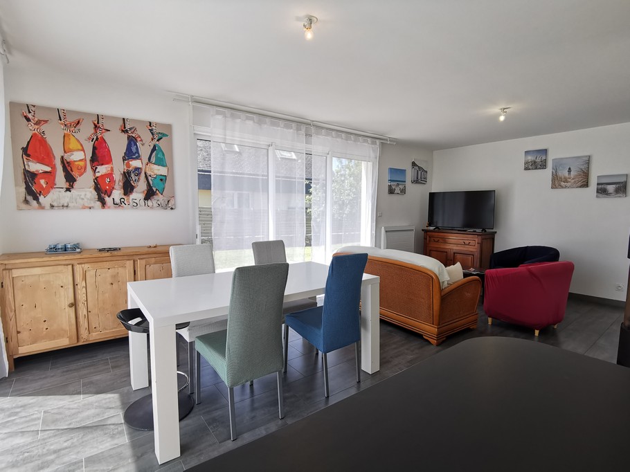 Pièce de vie lumineuse et spacieuse