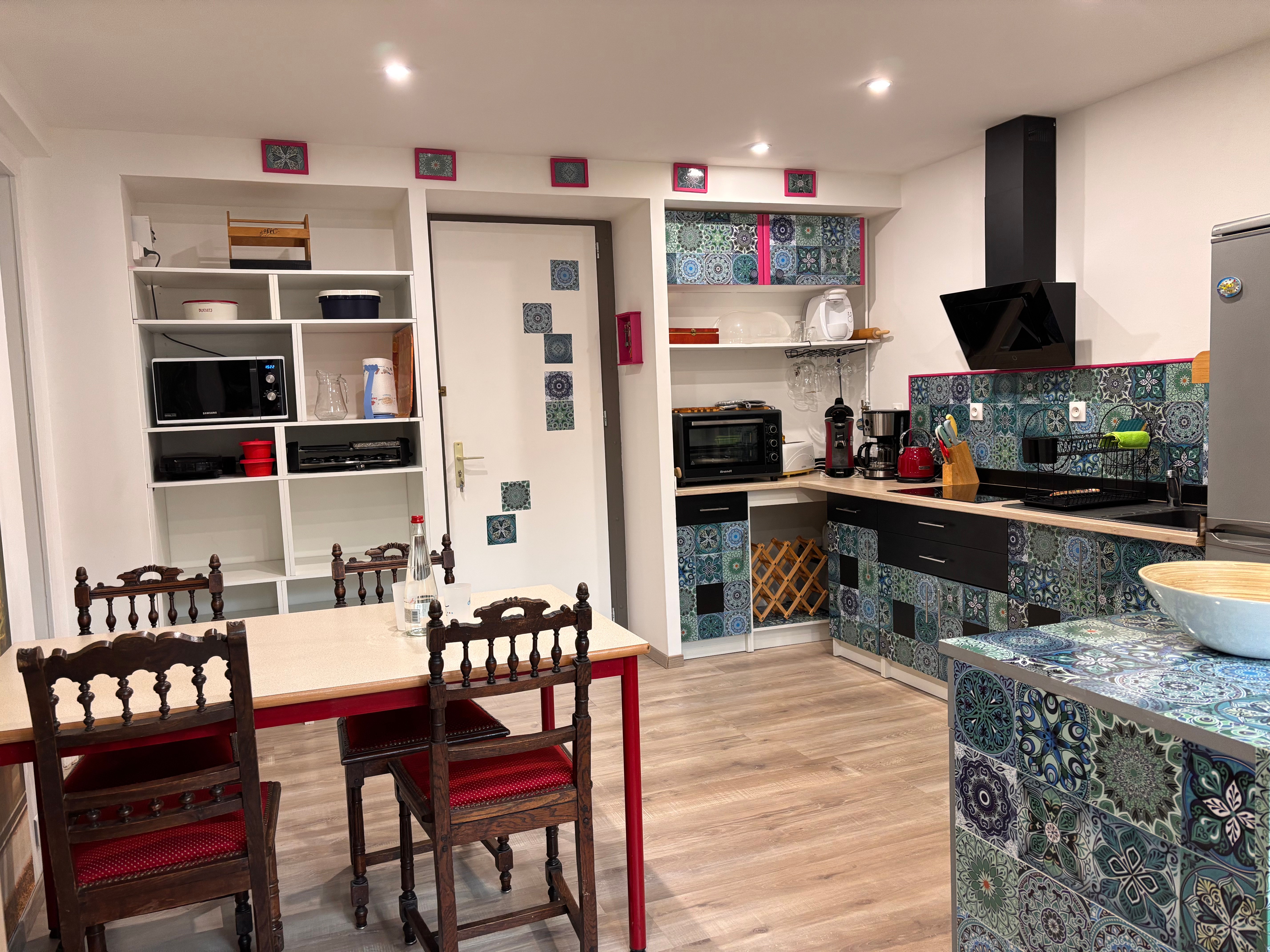 Cuisine spacieuse avec espace repas - Appartement le Charme, Vittel