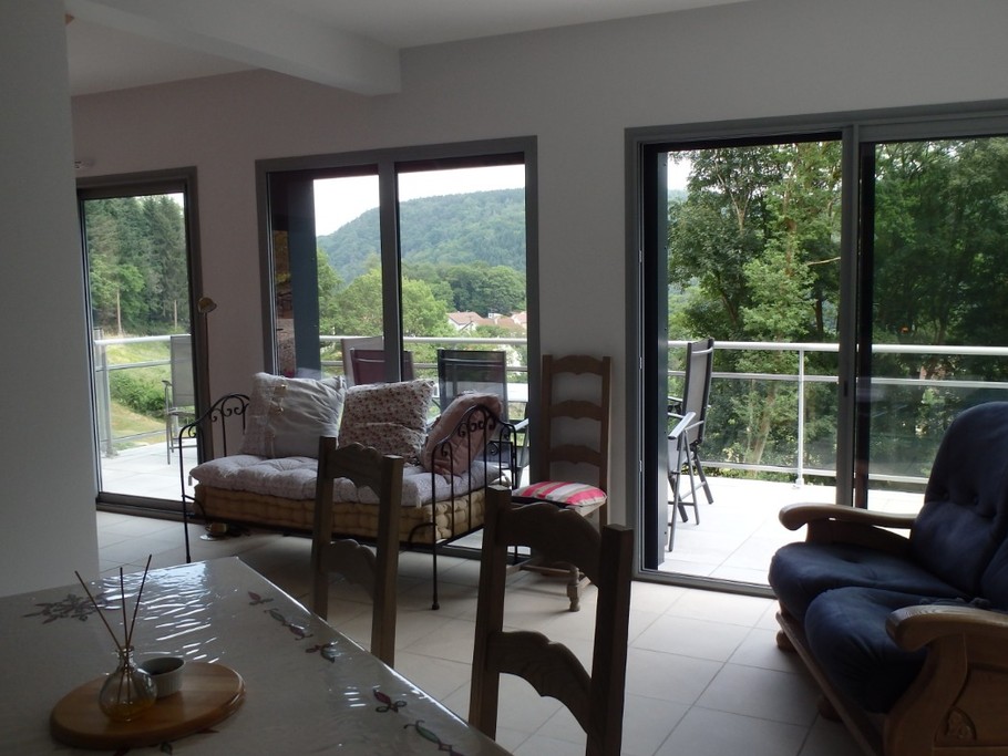 Salon, espace détente avec TV écran plat