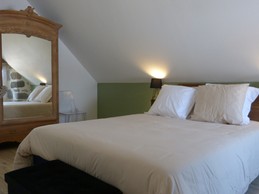 Bright double room in nature gîte Cantal