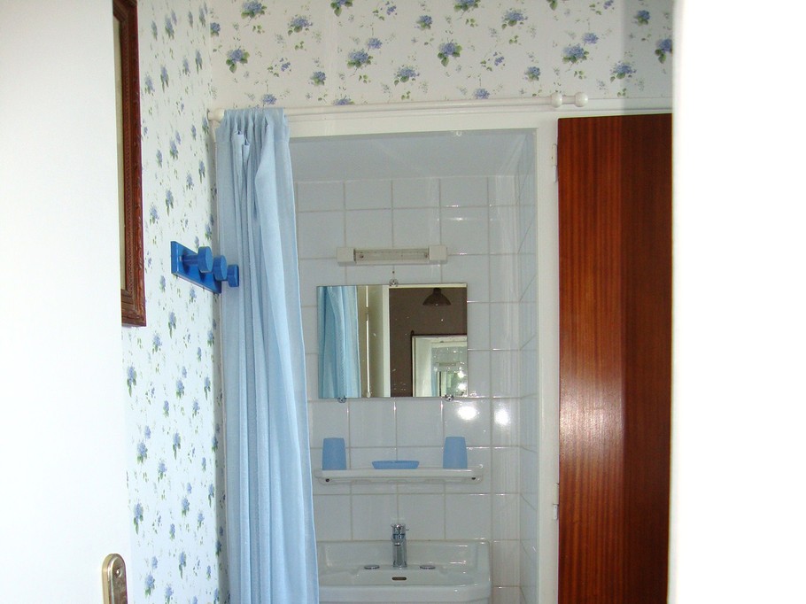 Coin lavabo dans la chambre des enfants et la grande chambre