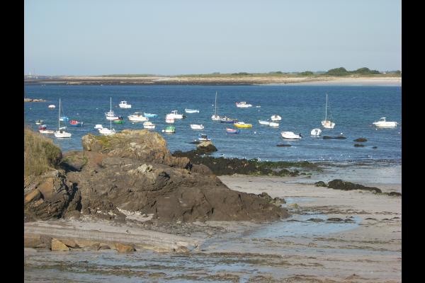 La plage de Tréompan avec ses bateaux